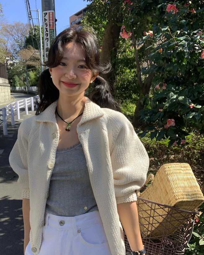 学韩国时尚达人的3套穿搭松弛又高级！开元棋牌app春天戴珍珠耳环好浪漫！(图3)