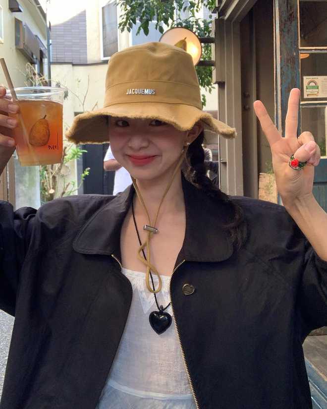 学韩国时尚达人的3套穿搭松弛又高级！开元棋牌app春天戴珍珠耳环好浪漫！(图4)
