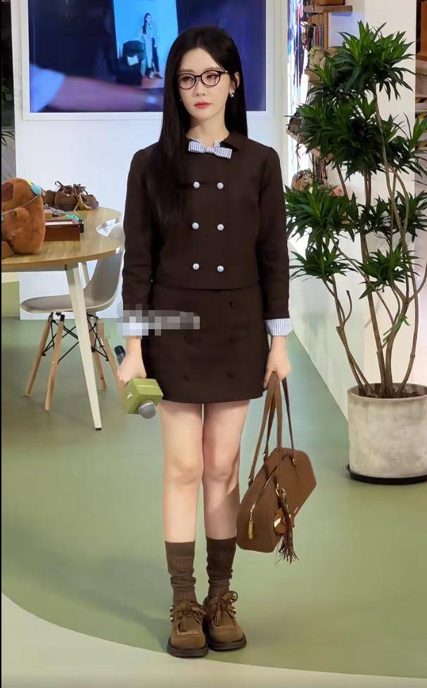 重蔡卓宜穿泳装太掉价C位被骂惨了开元棋牌上海晚宴：陈妍希脸馒化严(图4)