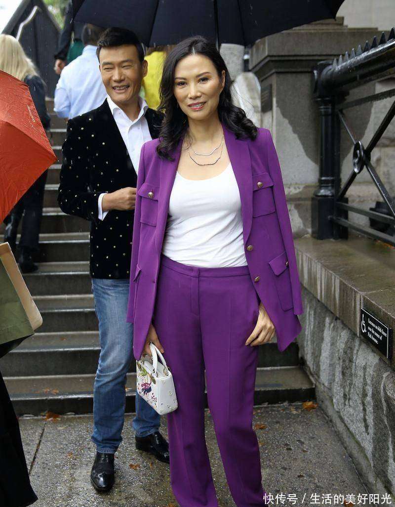 ！紫色西装 烟管裤像超模又美出国际范开元棋牌app邓文迪又把野心穿在身上(图2)