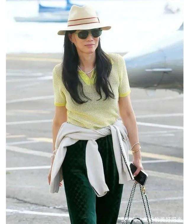 ！紫色西装 烟管裤像超模又美出国际范开元棋牌app邓文迪又把野心穿在身上(图3)