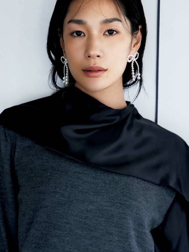 要学会用珠宝50+女性尤其不可忽略开元ky棋牌灰色穿搭的高级感秘诀:(图6) 要学会用珠宝50+女性尤其不可忽略开元ky棋牌灰色穿搭的高级感秘诀:(图6)