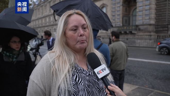 色头套伪装成建筑工人光天化日下用电锯割开展示柜开元棋牌卢浮宫抢劫案作案画面曝光：嫌疑人戴黑(图4)