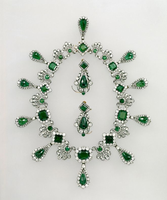 色头套伪装成建筑工人光天化日下用电锯割开展示柜开元棋牌卢浮宫抢劫案作案画面曝光：