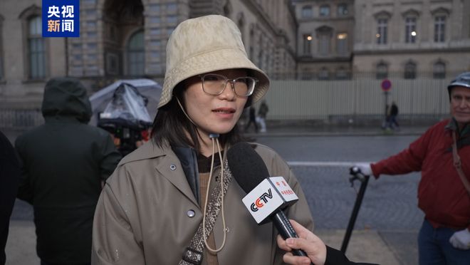 色头套伪装成建筑工人光天化日下用电锯割开展示柜开元棋牌卢浮宫抢劫案作案画面曝光：嫌疑人戴黑(图9)