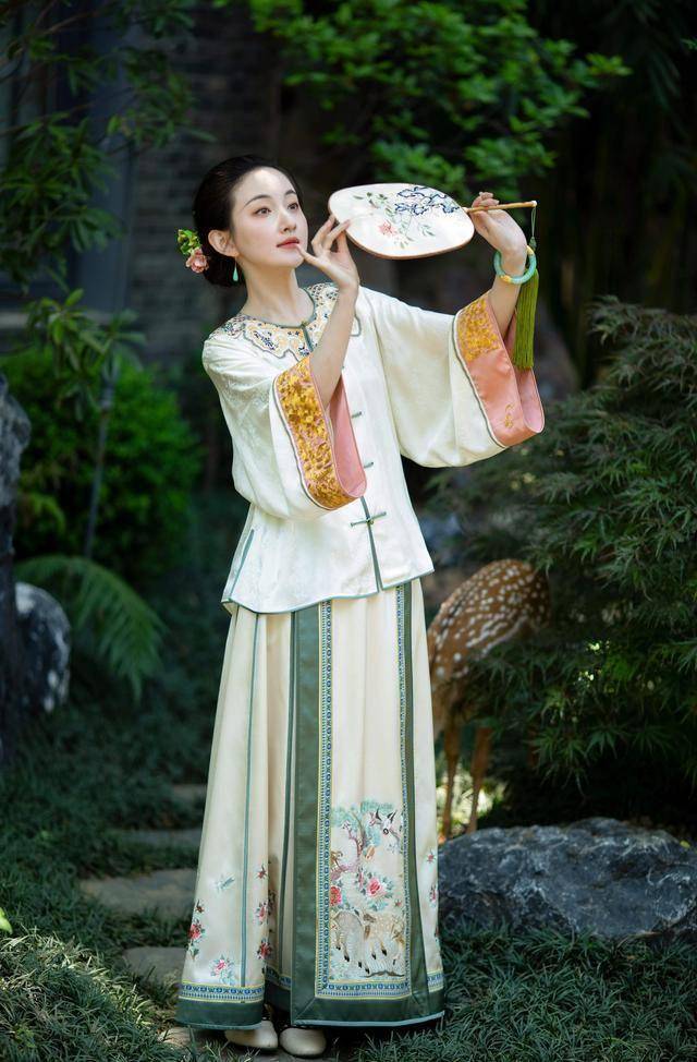 中华服饰的传承与创新华章ky开元棋牌一城风絮织就(图2)