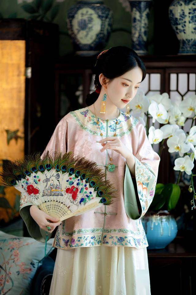 中华服饰的传承与创新华章ky开元棋牌一城风絮织就(图6)